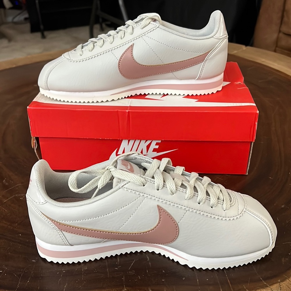 Nike Women's Sneakers in Light Gray and Pink